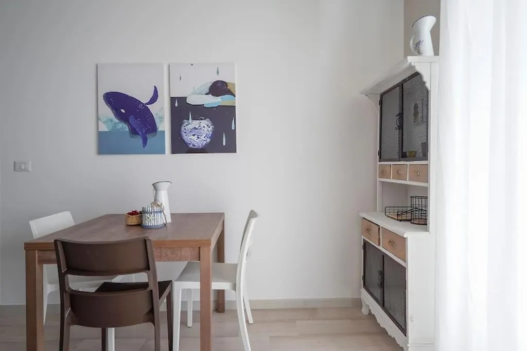 Mediterranea Apartment- Central Station - Free Wifi&Netflix Bari 0*,