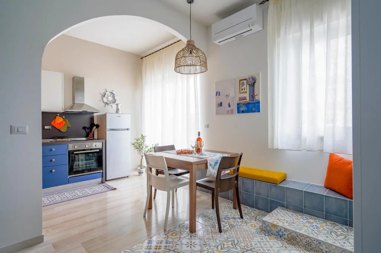 Mediterranea Apartment- Central Station - Free Wifi&Netflix Bari 0*,  Olaszország