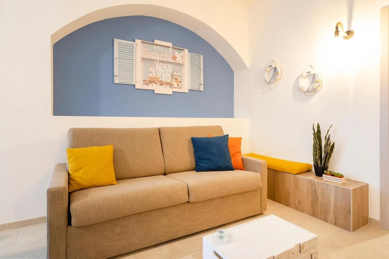 Mediterranea Apartment- Central Station - Free Wifi&Netflix Bari 0*,  Olaszország